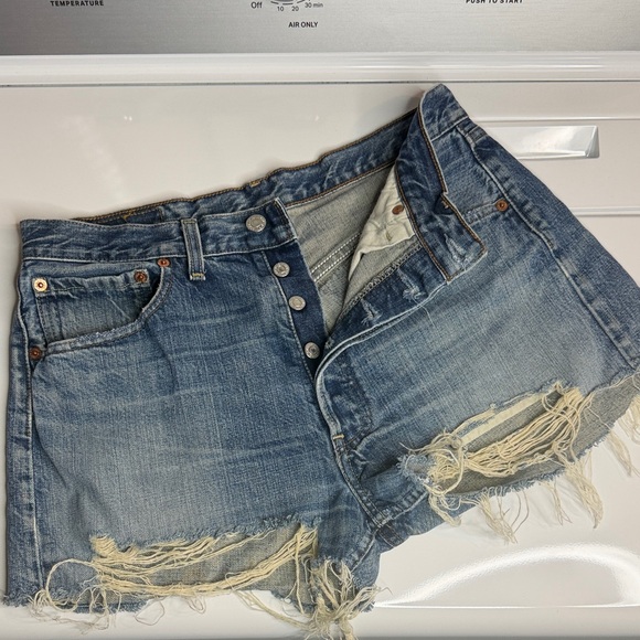 Vintage 501 Levi Jean shorts - Picture 5 of 14